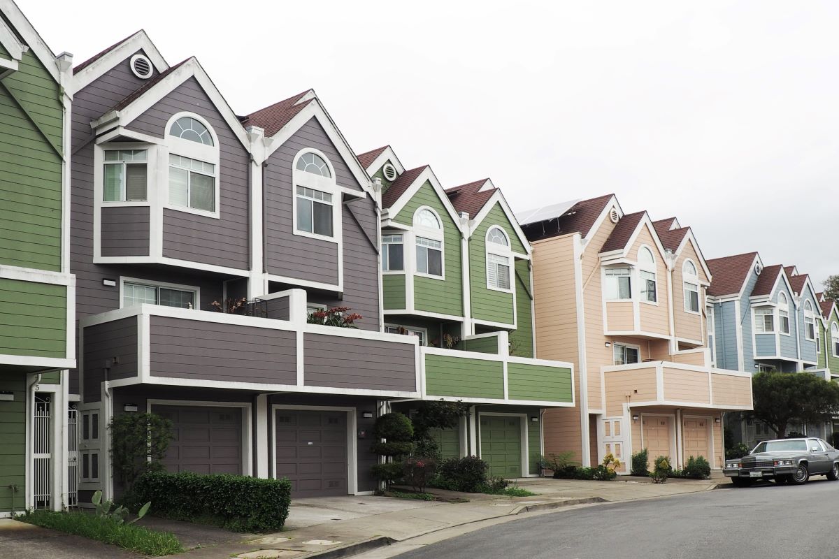 Selling a Home Near a Community Center Pros and Cons
